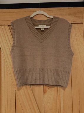 Jessica Simpson V-Neck Sleeveless Sweater Vest - Taupe